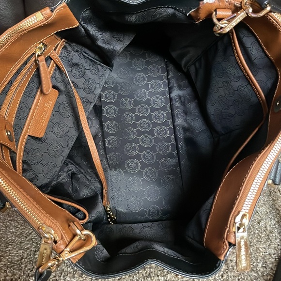 Michael Kors large size purse like new - Picture 5 of 8